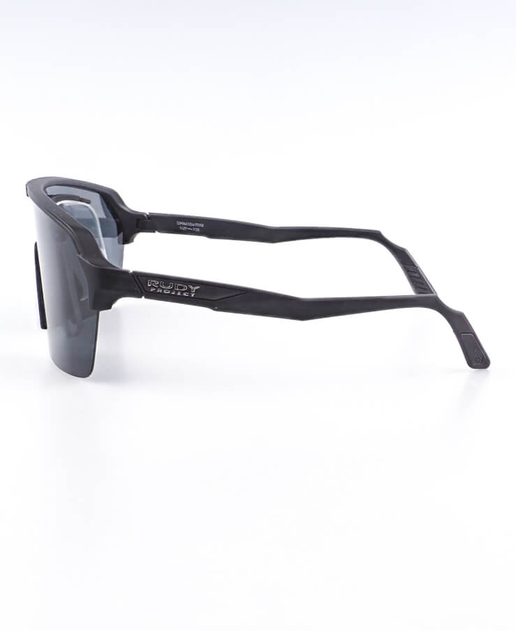 Stále zabarvený černý štít Rudy Project s dioprickým klipem, zabrousit lze pouze klasicky prohnutá dioptrická skla, báze 2,0 - 6,0