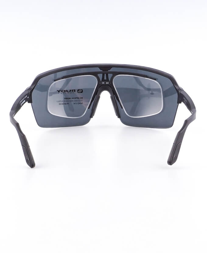 Stále zabarvený černý štít Rudy Project s dioprickým klipem, zabrousit lze pouze klasicky prohnutá dioptrická skla, báze 2,0 - 6,0