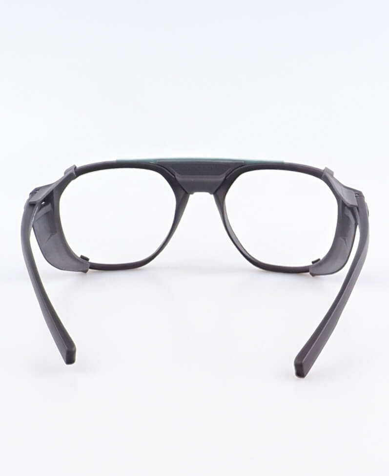 Slack Julbo černá s oddělávacím bočním krytem proti slunci na horách, zabrousit lze pouze klasicky prohnutá dioptrická skla, báze 2,0 - 6,0