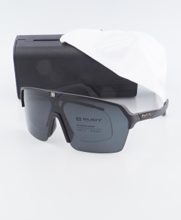 Stále zabarvený černý štít Rudy Project s dioprickým klipem, zabrousit lze pouze klasicky prohnutá dioptrická skla, báze 2,0 - 6,0